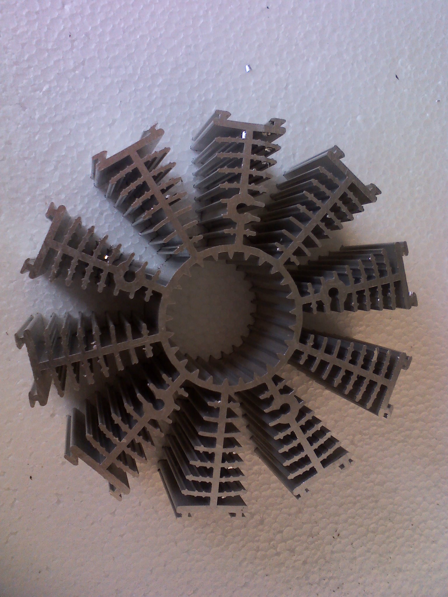 供應太陽花散熱器鋁型材